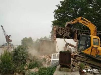 高溫下的堅(jiān)守 繁昌縣防汛進(jìn)行時(shí)中的建筑物拆除作業(yè)