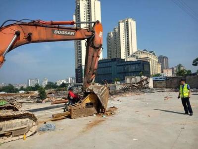 違建！凱里假日廣場上千平方米建筑被拆除，引發(fā)關(guān)注